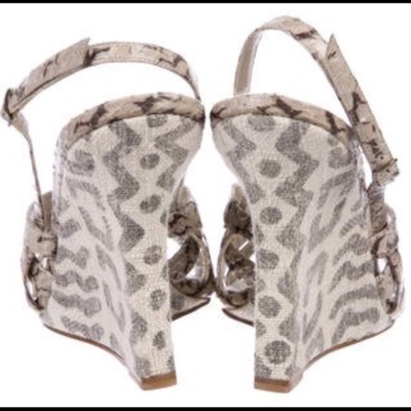 Sold locally - AUTHENTIC Manolo Blahnik Python - Picture 4 of 8